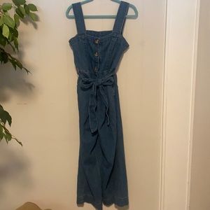 Free assembly overall /jumper. Size large. Elastic waist. Adjustable straps